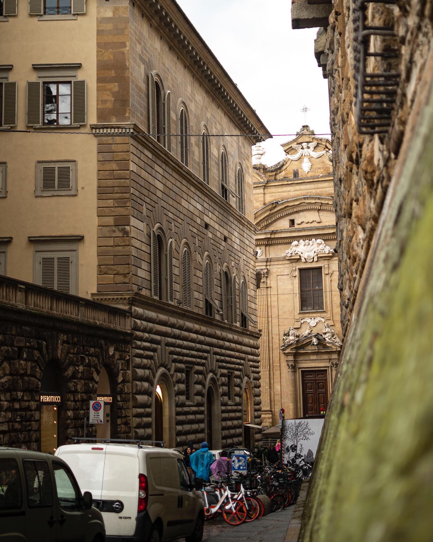 Een smalle straat met uitzicht op de kathedraal van Florence