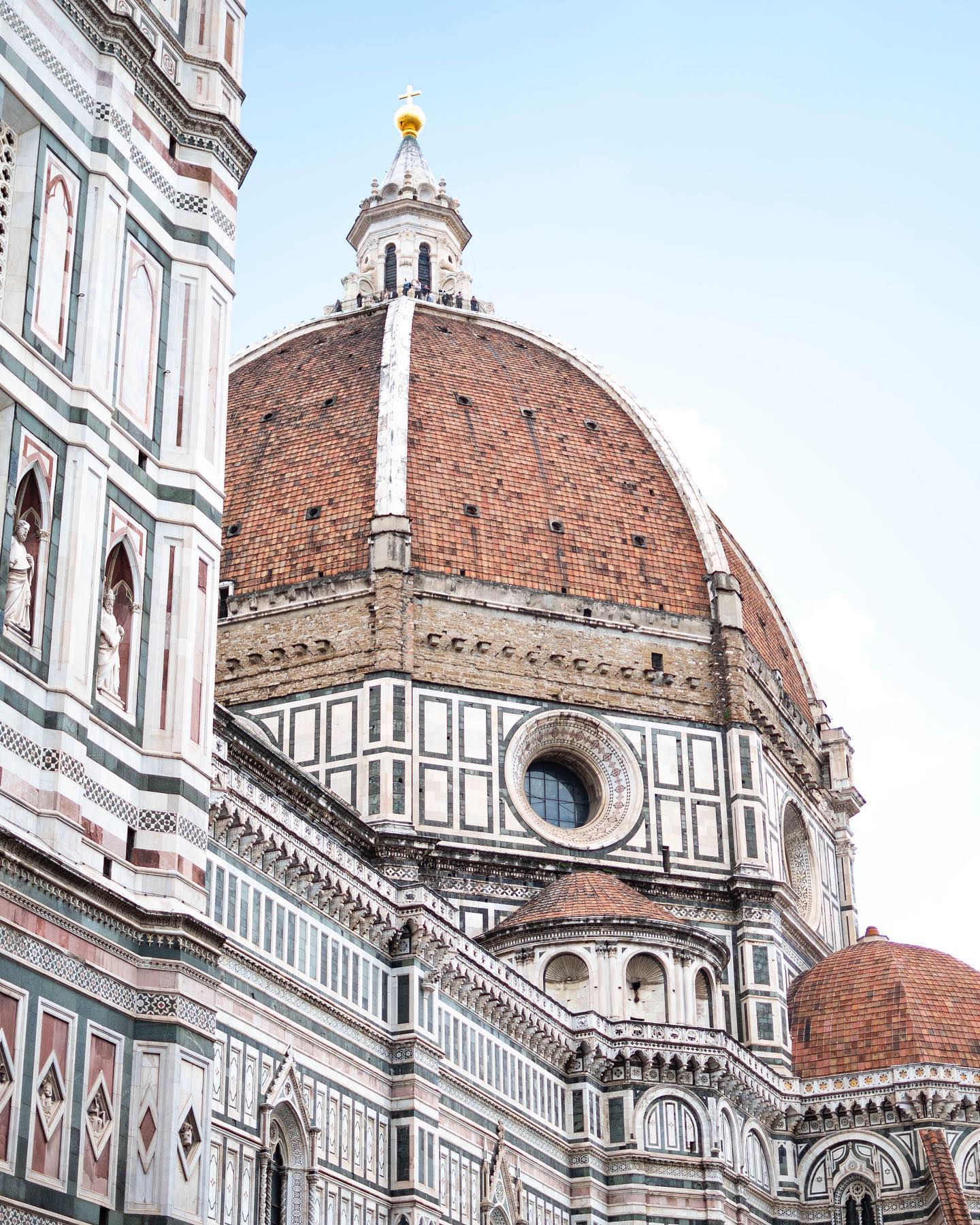 De koepel van de kathedraal van Florence boven de straat