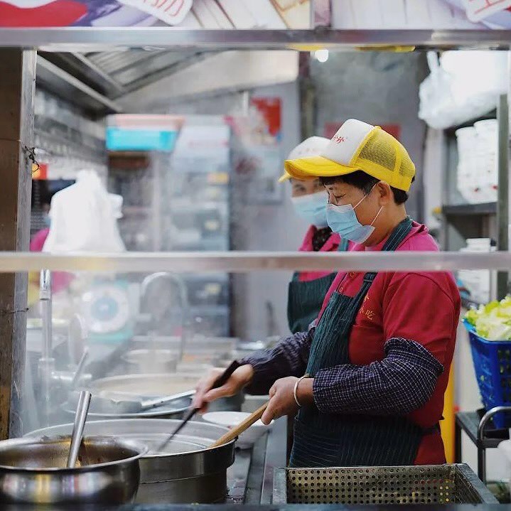 广州店铺柜台后工作的厨师