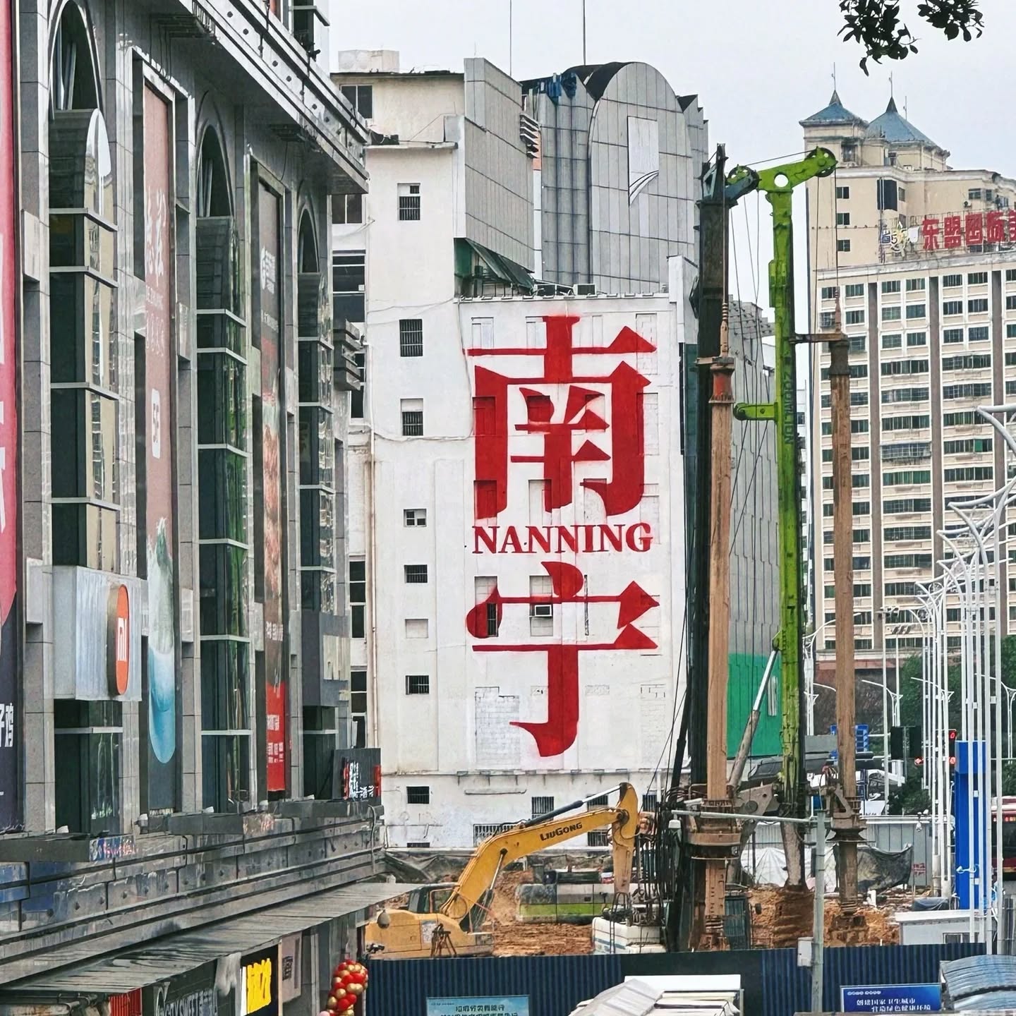 Een bord met Nanning boven een drukke straat