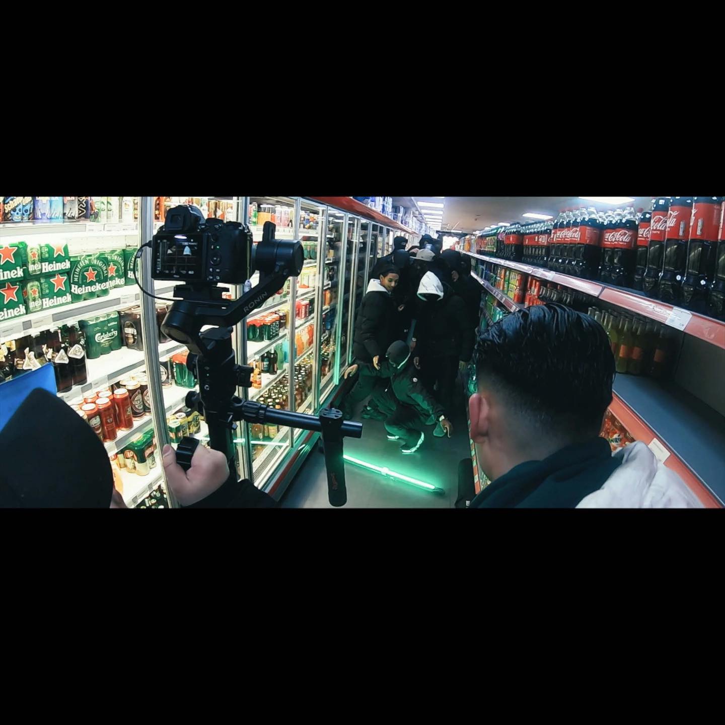 在超市过道中拍摄的摄影团队