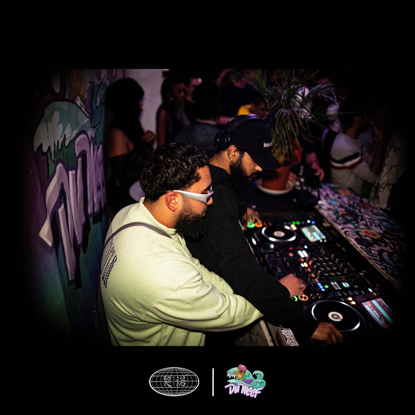 俱乐部灯光下打碟的 DJ