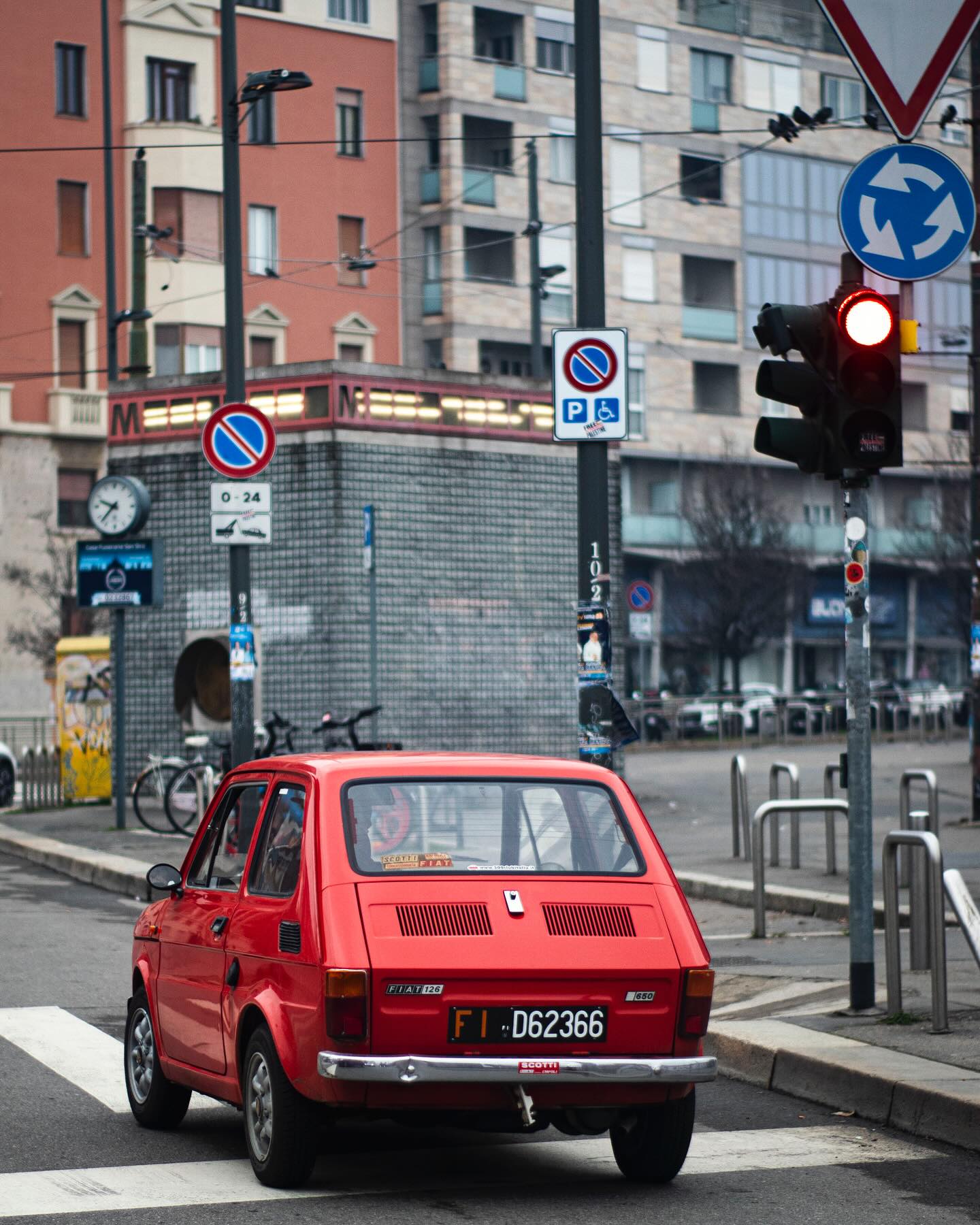 米兰街头的一辆红色汽车
