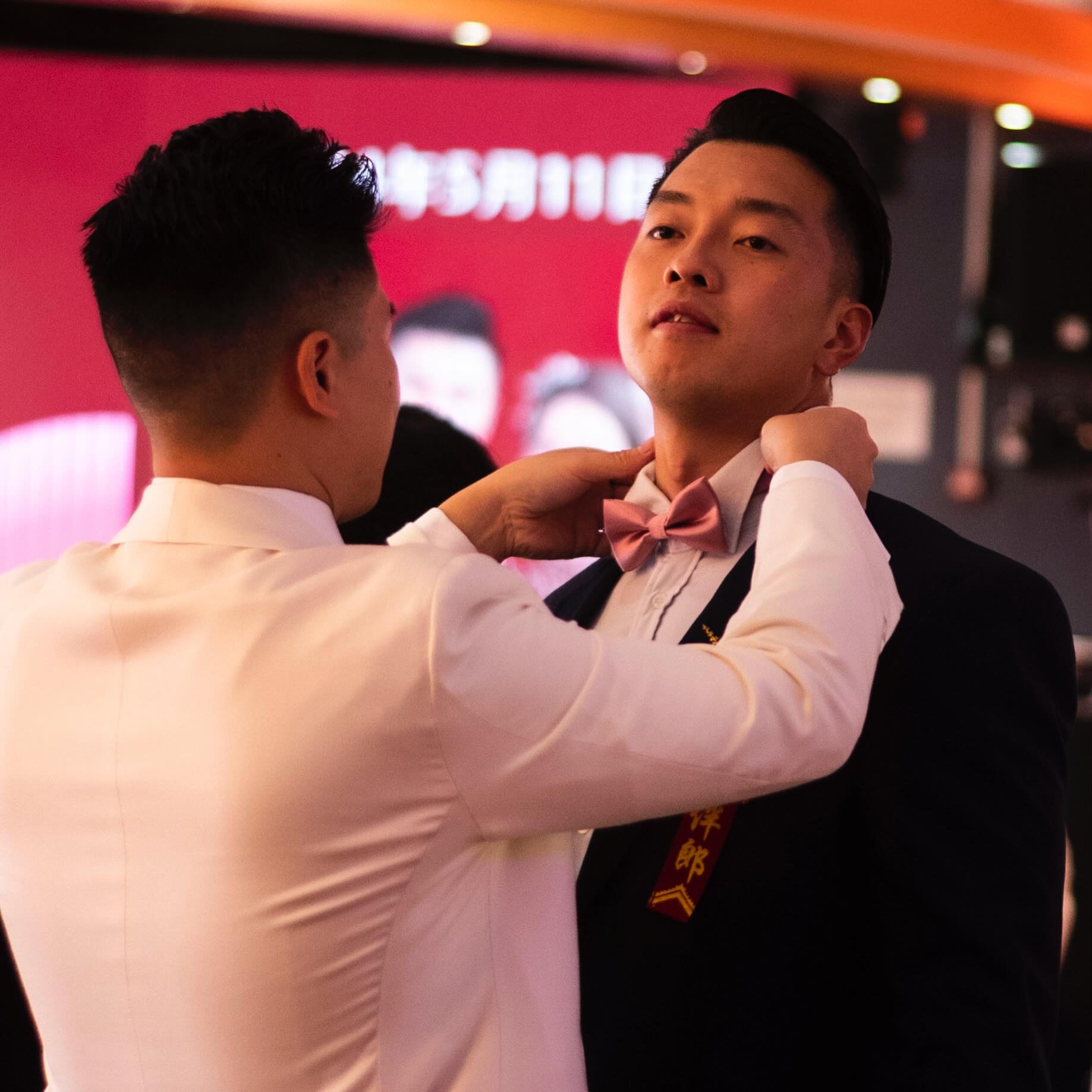 婚礼前整理领结的动作